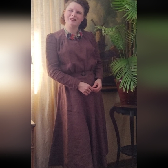 Elegant Brown Dress - Picture 1 of 4